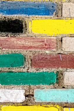 Çok renkli boyalarla lekelenmiş tuğlalar.
