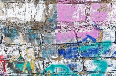Renkli boyayla boyanmış tuğla-gaz silikat duvar.