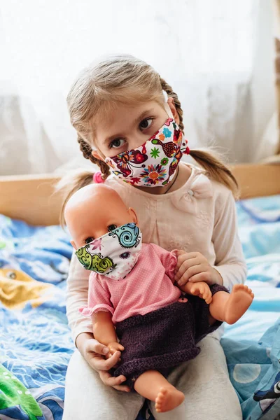 Retrato Una Chica Con Una Máscara Protectora Niño Enfermo Con — Foto de Stock