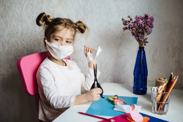 Cinco Años Edad Niña Máscara Médica Dedica Trabajo Creativo Máscara — Foto de Stock