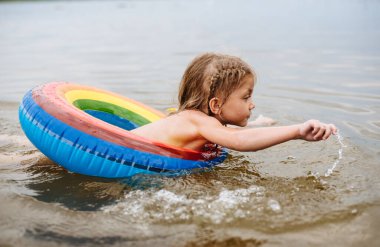 Çocuk tek başına yüzerken boğuluyor, yardım istiyor. Çocuk suda boğuluyor. Çocuklarla rahatlarken güvenlik kavramı