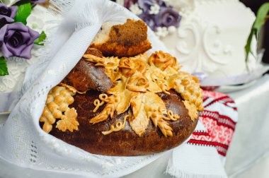 Geleneksel Ukrayna düğün ekmeği. Somun. Yakın plan.