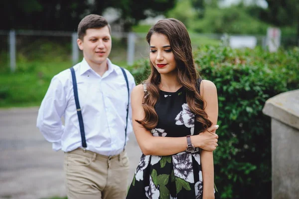 Amar Una Pareja Feliz Hermosa Morena Vestido Hombre Joven Camisa — Foto de Stock