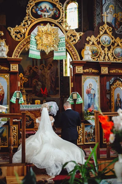 Braut Und Bräutigam Der Kirche Bei Der Trauung Der Priester — Stockfoto