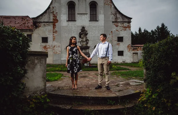 Romantik Çift Genç Adam Güzel Esmer Ele Tutuşup Old Town — Stok fotoğraf