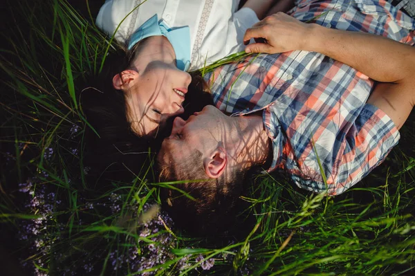 Schönes Paar Mann Und Frau Auf Hellgrünem Gras Liegend Draufsicht — Stockfoto