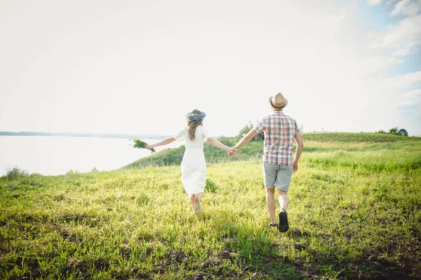 Couple Aimant Courir Rebondissant Tenant Main Autre Dans Contexte Rivière — Photo