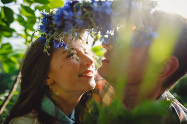 晴れた日に屋外で幸せな愛情のカップルの肖像画 すぐにキスを 選択的焦点 — ストック写真