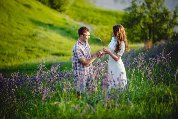 在阳光明媚的日子里 可爱的男女夫妻一起采摘野花 爱情故事 — 图库照片