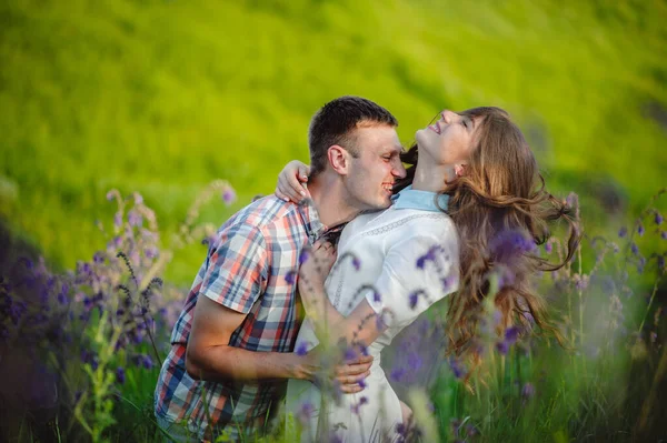 Retrato Engraçado Homem Uma Mulher Descansando Belo Prado Entre Flores — Fotografia de Stock