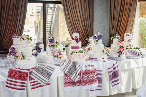 Γάμος Ψωμιά Και Κέικ Σταθεί Μακρύ Τραπέζι Καλυμμένο Κεντημένες Πετσέτες — Φωτογραφία Αρχείου