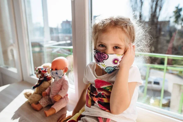 Niño Enfermo Con Una Máscara Protectora Sienta Ventana Paciente Aislado —  Fotos de Stock