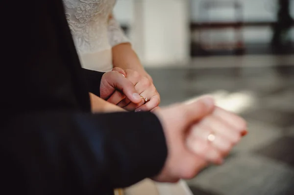 Felice Coppia Sposata Che Tiene Mano Vicino — Foto Stock