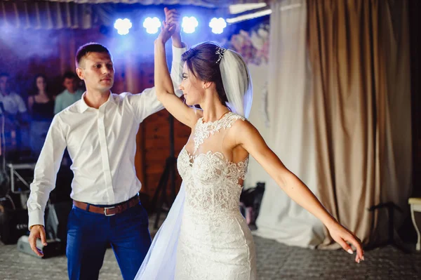 Schönes Hochzeitspaar Steht Beim Ersten Tanz Rauch Braut Wirbelt Bräutigam — Stockfoto