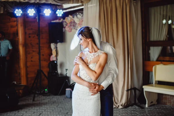 Gelin Dumanın Içinde Dans Ederken Damada Doğru Kıvrılır Gelin Damat — Stok fotoğraf