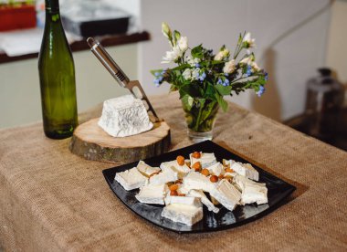Camembert peyniri, beyaz küflü Fransız yumuşak peyniri ve geleneksel Fransız keçisi Valencay peyniri parçalanmış ve bademle süslenmiş. Pouligny-Saint-Pierre küflü Fransız peyniri