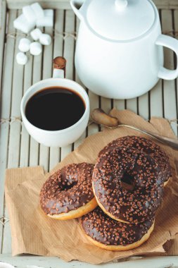 Çikolatalı çörek ve kahve, hafta sonu sabah tablo. Bir ahşap tepsi üzerinde Odaya Servis Kahvaltı. Vintage renkleri