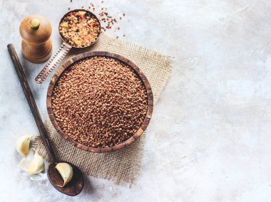 Karabuğday ışık arka plan üzerinde baharatlar ile. Sağlıklı beslenme.