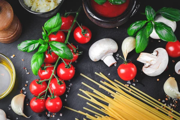Ingredientes Pasta Italiana Tomates Cereza Pasta Espaguetis Ajo Champiñones Albahaca — Foto de Stock