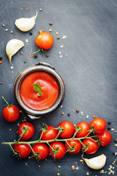 Salsa Ketchup Tomate Bol Con Especias Hierbas Tomates Cherry Vista — Foto de Stock