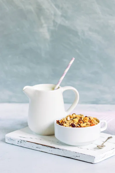 Kopje Muesli Met Tropische Vruchten Witte Melkkannetje Houten Bord Begrip — Stockfoto