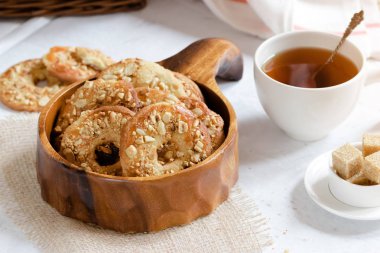 Ahşap bir kabın içinde ev yapımı fıstık kurabiye. Çay saati bir rustik tarzda.