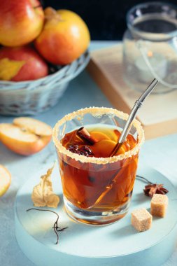 Elma suyu iç, tarçın ve elma dilim ile sıcak kokteyl. Baharat ile çay. Sonbahar rahat ruh hali. Görünümü kapatın