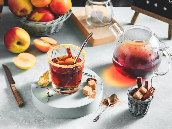 Bebida Sidra Manzana Cóctel Caliente Con Palitos Canela Rodajas Manzana — Foto de Stock