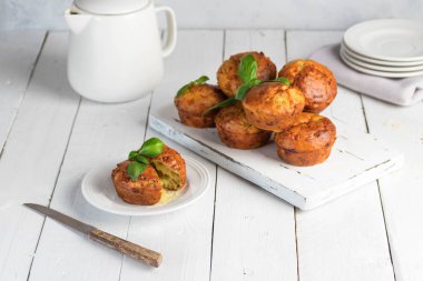 Ev yapımı freefly pişmiş çift peynirli kek ile bazilika Beyaz ahşap tahta üzerinde. Sağlıklı atıştırma veya kahvaltı yemek.