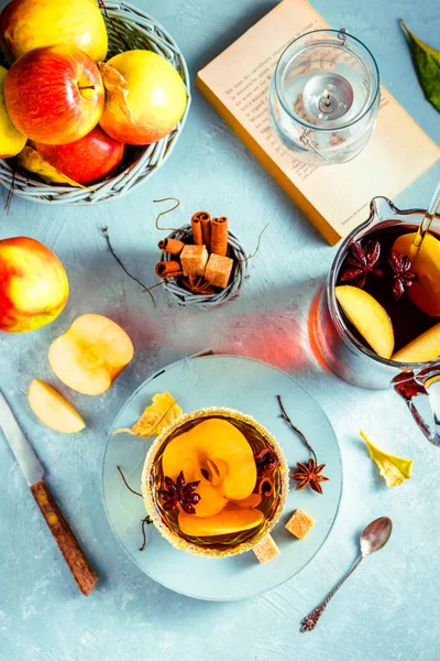 Apfelmost-Getränk, heißer Cocktail mit Zimtstangen und Apfelscheiben. Tee mit Gewürzen. Herbst sonnige gemütliche Morgenstimmung. romantische Atmosphäre. Ansicht von oben, flach — Stockfoto