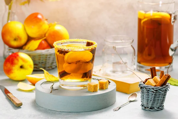 Bebida de sidra de manzana, cóctel caliente con palitos de canela y rodajas de manzana. Té con especias. Otoño soleado acogedor ambiente de la mañana. Ambiente romántico . — Foto de Stock