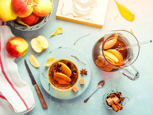 Bebida de sidra de manzana, cóctel caliente con palitos de canela y rodajas de manzana. Té con especias. Otoño soleado acogedor ambiente de la mañana. Ambiente romántico. Vista superior, plano — Foto de Stock