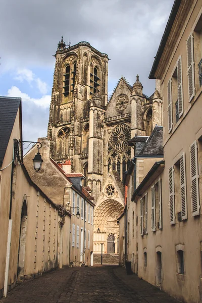Mała ulica prowadzi do katedry St Etienne z Bourges, piękny ogród, Francja — Zdjęcie stockowe