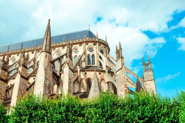 Собор Святого Этьена Буржского, красивый сад, Франция — стоковое фото
