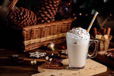 Sıcak çikolata meşrubatının krem şanti ile. Noel kompozisyon koyu ahşap arka plan üzerinde rahat. Soğuk kış günleri için tatlı davranır.