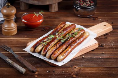 Domuz eti chipolata. Yakın çekim görünümünü Kızarmış sosis. Et yemek.