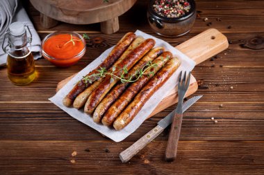 Domuz eti chipolata. Yakın çekim görünümünü Kızarmış sosis. Et yemek.