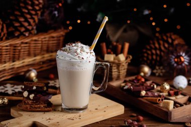 Sıcak çikolata meşrubatının krem şanti ile. Noel kompozisyon koyu ahşap arka plan üzerinde rahat. Soğuk kış günleri için tatlı davranır.