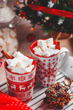 İki bardak sıcak içecek ve Marshmallow üst ile. Noel renkli natürmort. Rahat şenlikli ruh