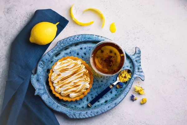 Köstliche Hausgemachte Zitronentorte Mit Grünem Tee Auf Blauem Keramikteller — Stockfoto