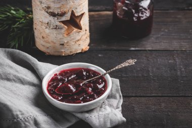 Kiraz reçeli ahşap arka plan üzerinde. Karanlık rustik tarzı, seçici odak.