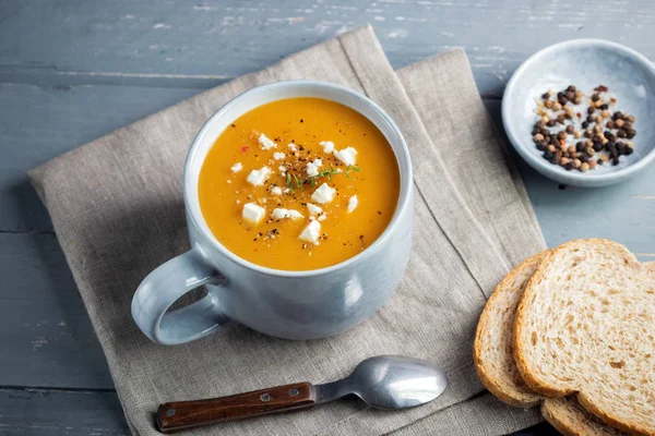 Baharatlı balkabağı ve tatlı patates çorbası beyaz peynir ile süslenmiş büyük seramik kupa