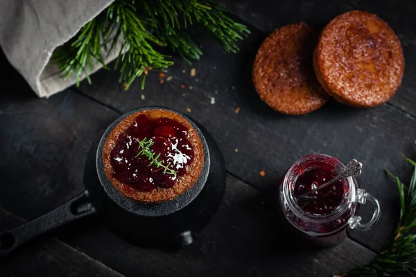 Kleine Hausgemachte Schokolade Muffin Mit Kirschmarmelade Garniert Düstere Stimmung Draufsicht — Stockfoto
