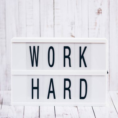 Lightbox iki kelime alıntı, güçlü, ilham ve motivasyon ile çalışmak zor.