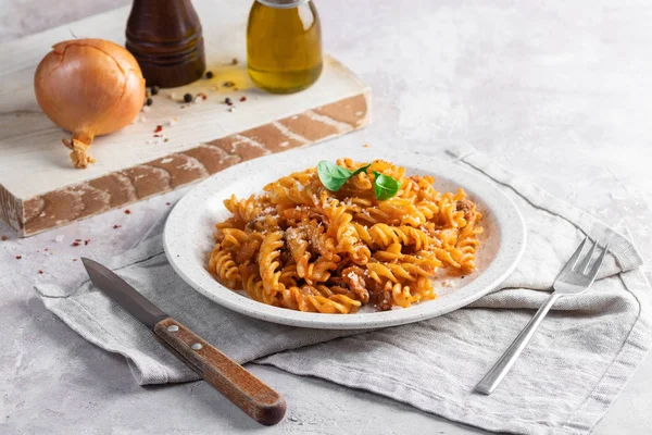 Pasta Bolognese. Fusilli with minced meat and grated cheese — Stock Photo, Image