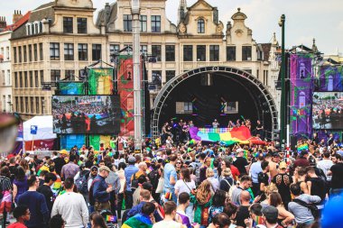 Brüksel, Belçika - 18 Mayıs 2019: Brüksel'in merkezinden gurur yürüyüşü. Belçika Pride 2019'un teması Hepsi Bir arada. İnsanlar eşcinsel haklarını desteklemek için Gay Pride geçit törenine katıldı.