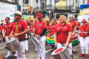 Brüksel, Belçika - 18 Mayıs 2019: Brüksel'in merkezinden gurur yürüyüşü. Belçika Pride 2019'un teması Hepsi Bir arada. İnsanlar eşcinsel haklarını desteklemek için Gay Pride geçit törenine katıldı.