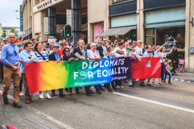 Brüksel, Belçika - 18 Mayıs 2019: Brüksel'in merkezinden gurur yürüyüşü. Belçika Pride 2019'un teması Hepsi Bir arada. İnsanlar eşcinsel haklarını desteklemek için Gay Pride geçit törenine katıldı.