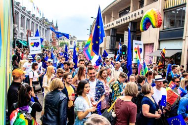 Brüksel, Belçika - 18 Mayıs 2019: Brüksel'in merkezinden gurur yürüyüşü. Belçika Pride 2019'un teması Hepsi Bir arada. İnsanlar eşcinsel haklarını desteklemek için Gay Pride geçit törenine katıldı.