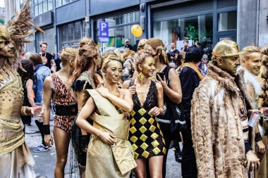 Brüksel, Belçika - 18 Mayıs 2019: Brüksel'in merkezinden gurur yürüyüşü. Belçika Pride 2019'un teması Hepsi Bir arada. İnsanlar eşcinsel haklarını desteklemek için Gay Pride geçit törenine katıldı.